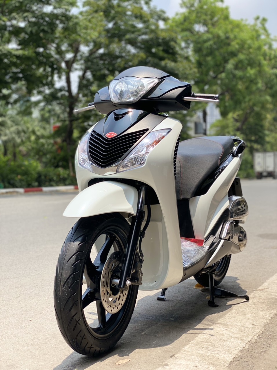 Honda SH 150i cũ giá 1 tỷ đồng tìm được người mua sau 4 ngày rao bán chủ xe ra lộc 1000 USD #39 Honda SH 150i cũ giá 1 tỷ đồng tìm được người mua sau 4 ngày rao bán chủ xe ra lộc 1000 USD
